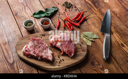 Piment de Cayenne, avec de la viande et quelques épices en poudre Banque D'Images