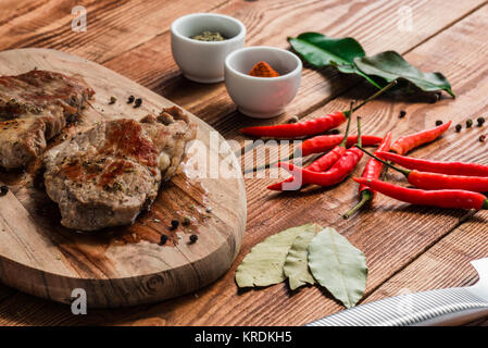 Les steaks cuits avec piment et quelques épices. Banque D'Images