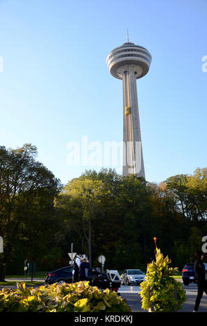 La Tour Skylon avec 'bug' externe jaune ascenseurs à Niagara Falls, Ontario, Canada Banque D'Images