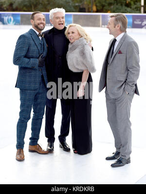 La photo doit être crédité ©Presse Alpha 079965 19/12/2017 Jason Gardiner, Phillip Schofield, Jayne Torvill et Christopher Dean à la danse sur glace 2018 une séance tenue au Musée d'histoire naturelle à la patinoire à Kensington, Londres Banque D'Images