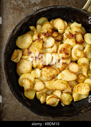 Golden rustique de pommes de terre poêlées bratkartofflen allemand Banque D'Images
