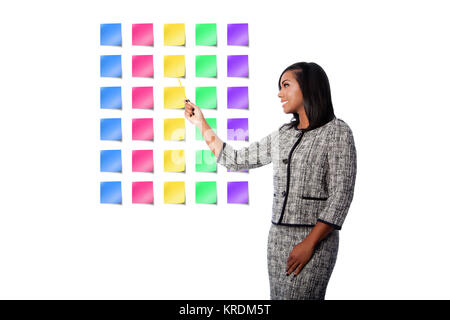 Happy business woman presenting sticky notes Banque D'Images