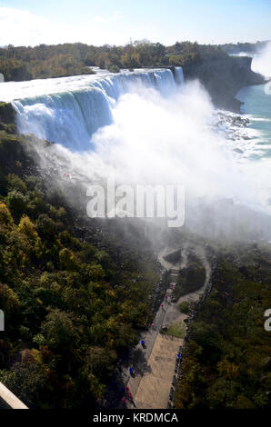 Les touristes à pied en vertu de l'American Falls à Niagara, Buffalo, NEW YORK, USA Banque D'Images