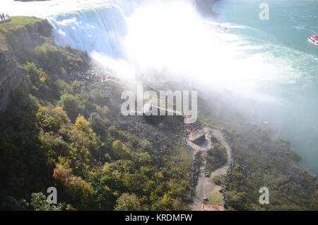 Les touristes à pied en vertu de l'American Falls à Niagara, Buffalo, NEW YORK, USA Banque D'Images