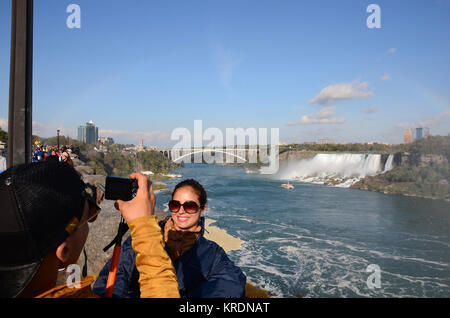 Les touristes en tenant vos autoportraits et posant pour des photos sur le côté canadien à Niagara Falls, à Buffalo, NEW YORK, USA Banque D'Images