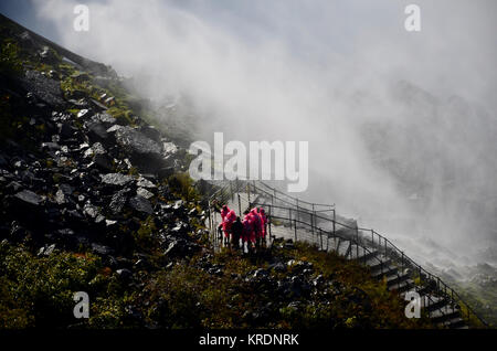 Les touristes à pied en vertu de l'American Falls à Niagara, Buffalo, NEW YORK, USA Banque D'Images