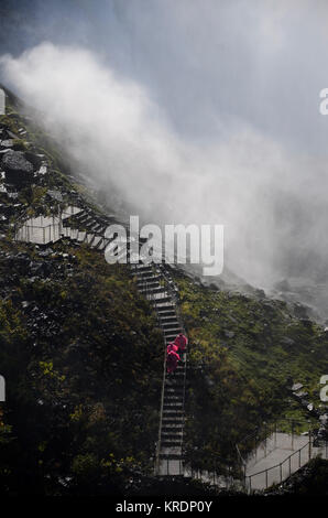 Les touristes à pied en vertu de l'American Falls à Niagara, Buffalo, NEW YORK, USA Banque D'Images