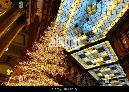 Arbre de lumières à DEL de Noël à Rome, Galleria Alberto Sordi, anciennement Galleria Colonna, via del Corso, Rome, Italie, Europe, UE. Noël humeur de Noël. Banque D'Images
