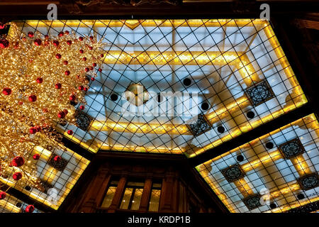 Arbre de lumières à DEL de Noël à Rome, Galleria Alberto Sordi, anciennement Galleria Colonna, via del Corso, Rome, Italie, Europe, UE. Noël, Noël humeur. Banque D'Images