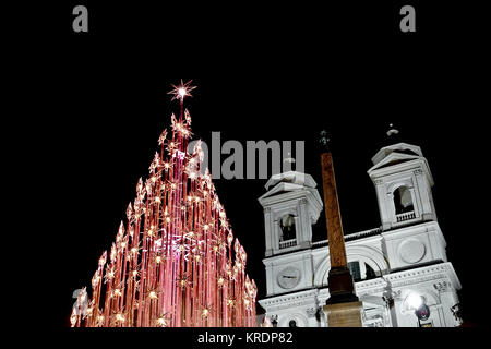 Noël Rome lumières del'arbre, à la place d'Espagne, Trinità dei Monti, Piazza di Spagna la nuit. L'Italie, l'Europe. Le temps de Noël, Noël de l'humeur, de l'hiver. Banque D'Images