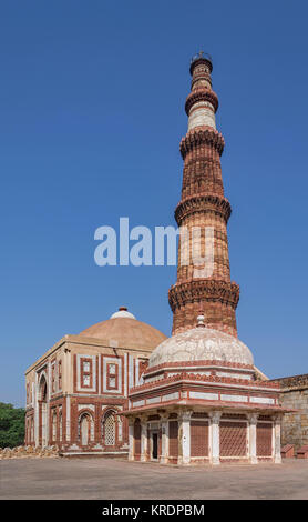 New Delhi , Inde - 20 septembre 2014-Une vue de Qutab Minar derrière Alai Darwaza et le tombeau de l'Imam Zamin Dans complexe Qutab Banque D'Images