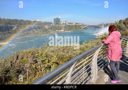 Femme donnant sur Niagara Falls, du côté américain, Buffalo, New York State, USA Banque D'Images