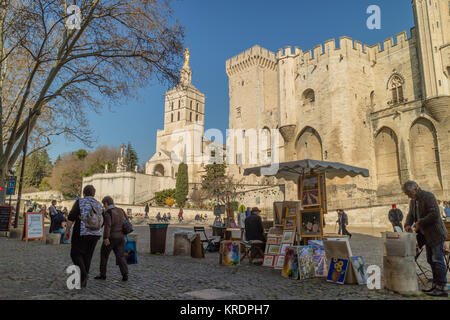 Vente de peintures d'artistes de l'extérieur de l'étal de 14e siècle Palais Papal/Palais des Papes, Avignon, France. Mars 2017. Banque D'Images