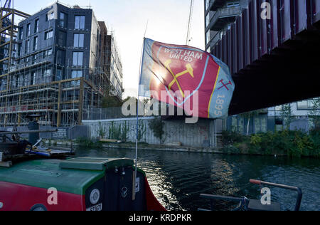 D'Hackney Wick London UK Octobre 2017 - Canaux autour du développement de l'Île du poisson avec West Ham drapeau sur un grand classique Banque D'Images