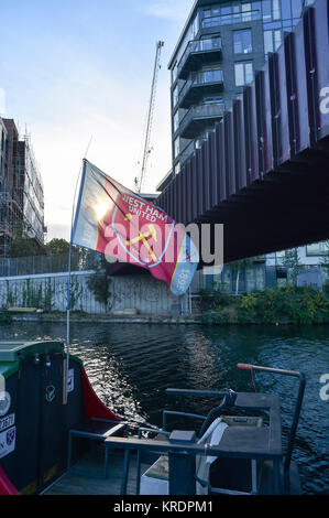 D'Hackney Wick London UK Octobre 2017 - Canaux autour du développement de l'Île du poisson avec West Ham drapeau sur un grand classique Banque D'Images