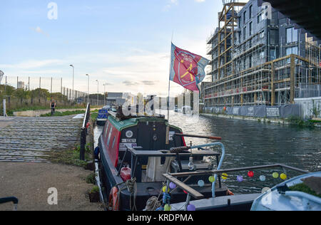 D'Hackney Wick London UK Octobre 2017 - Canaux autour du développement de l'Île du poisson avec West Ham drapeau sur un grand classique Banque D'Images