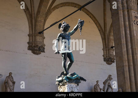 Florence, Italie, Piazza della Signoria, Loggia dei Lanzi, statue en bronze de Persée tenant la tête de Méduse, par Cellini Banque D'Images