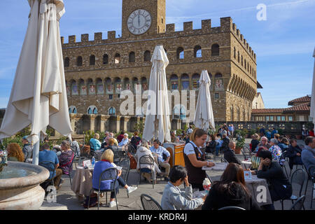 Florence, Italie, Galerie des Offices, le toit terrasse café, avec une serveuse et les visiteurs, et le Palazzo Vecchio en arrière-plan Banque D'Images