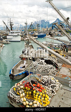 Port de Valdez, bateaux de pêche à la seine en attente de l'autorisation de l'Autorité fédérale des pêches de procéder à la pêche au saumon coho, port de Valdez. Banque D'Images