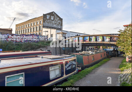 D'Hackney Wick London UK Octobre 2017 - Narrowboats sur les canaux autour du développement de l'Île du poisson photographie prise par Simon Dack Banque D'Images