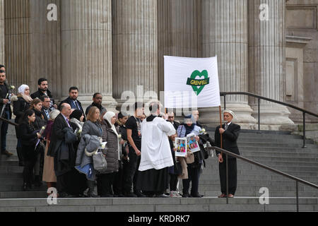 Londres, Royaume-Uni. 14 Décembre, 2017. Les survivants et les familles des victimes Participer à la Tour de Grenfell fire service commémoratif à la Cathédrale St Paul Banque D'Images