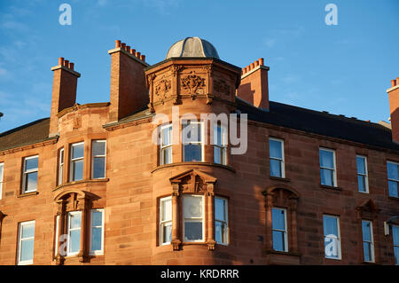 Détail d'un immeuble typique de grès rouge dans le centre-ville de Glasgow. Banque D'Images