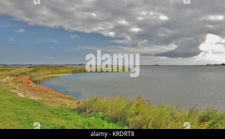 L'île de Fehmarn,vue depuis le lac sur döser seedeich burger Banque D'Images