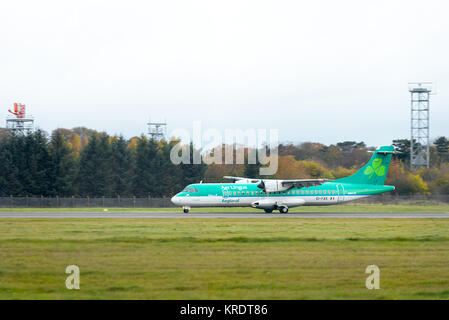 ATR 72 Aer Lingus EI-avion de passagers exploité par Air Stobart FAS à l'atterrissage à l'Aéroport International d'Édimbourg. Banque D'Images