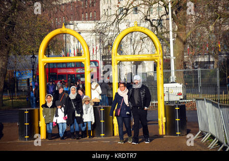 Londres, Royaume-Uni, Hyde Park, le 19/12/2017 sécurité accrue en raison du risque de terrorisme au Winter Wonderland à Hyde Park. Banque D'Images