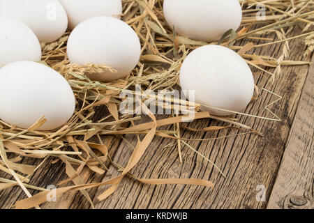 Oeufs sur fond de bois. Banque D'Images