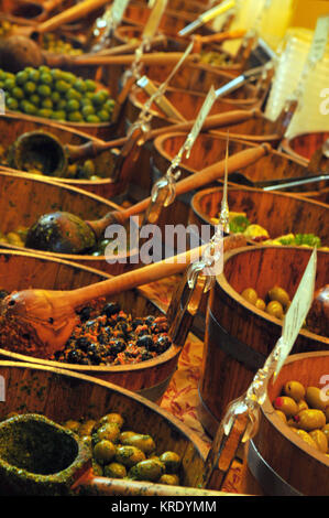 Une sélection ou variété de saveur olives marinées dans des seaux en bois en vente sur un étal au marché de l'arrondissement à Southwark, Londres. Deli food Banque D'Images