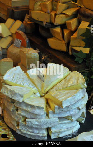 Les fromages de spécialité en vente à Borough Market à Southwark, Londres. Brie française et une sélection de fromages à une épicerie fine dans une boutique. Banque D'Images