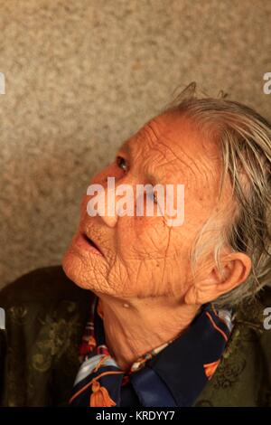 97 ans vietnamienne travaillant son étal dans un delta du Mekong, Vietnam marché humide Banque D'Images