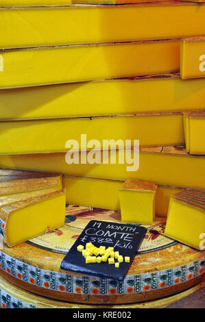 19 mois, Comte de fromages en vente sur un étal de charcuterie fromage de spécialité sur Borough Market à Southwark, Londres. Les aliments haut de gamme et jusqu'à la mise en marché. Banque D'Images