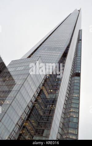 Le shard immeuble de bureaux à Londres au London Bridge effiler vers le ciel sur un gris terne jour donnant une impression industrielle à l'image. Iconic london Banque D'Images