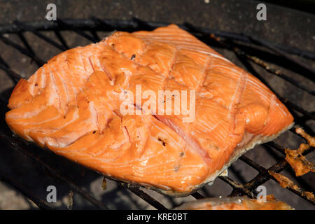 Filet de poisson Saumon grillé au barbecue la cuisson Banque D'Images