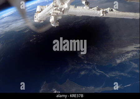 Éclipse solaire totale le 29 mars 2006, vue de la Station spatiale internationale. L'ombre de la lune tombe sur la Terre vue de la Station spatiale internationale, à 230 kilomètres au-dessus de la planète, au cours d'une éclipse solaire totale à environ 4:50 h HNC, le mercredi 29 mars. Une partie de la mer Méditerranée peut être vu en dehors de l'ombre. FromISS 2006-03-29 Eclipse Banque D'Images