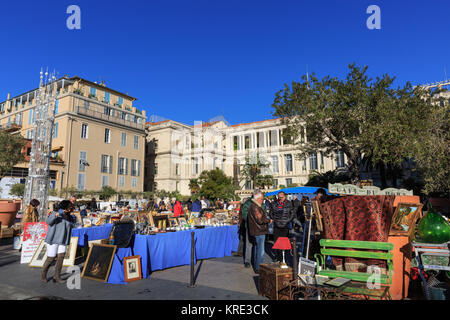 La navigation dans le peuple des Antiquités et Brocante dans Place Pierre Gautier et Cours Saleya dans sunshine, vieille ville, Nice, Côte d'Azur, France Banque D'Images