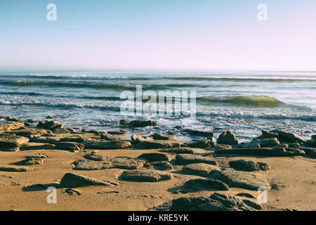 Les grands dépôts de calcaire sur le rivage d'une plage. Côte Rocheuse. Banque D'Images