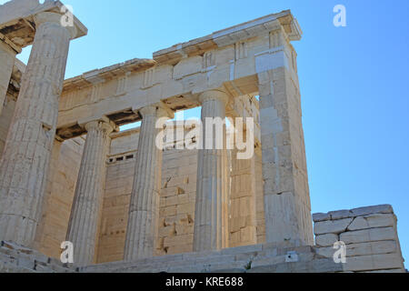 Propylae ou porte monumentale de l'acropole d'Athènes avec ses énormes colonnes doriques Banque D'Images