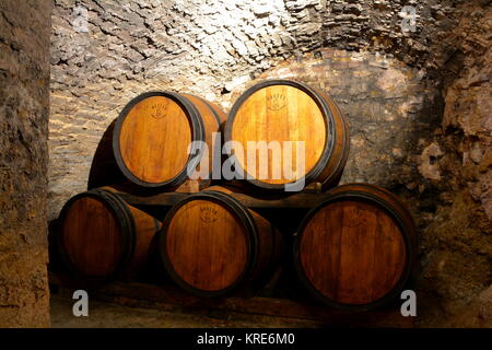 Barils de vin pleins de vin Brunello en attente d'être mis en bouteille. Banque D'Images