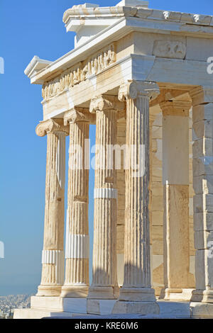 L'entrée orientale du grec ancien temple d'Athéna Nike ou la victoire sur l'acropole d'Athènes avec ses colonnes ioniques monumentale Banque D'Images