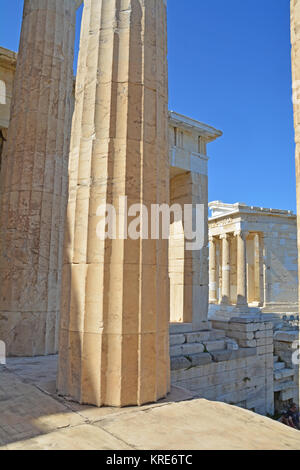 Les colonnes doriques cannelées du Propylae avec le Temple d'Athéna Nike en arrière-plan sur l'acropole d'Athènes, Grèce Banque D'Images