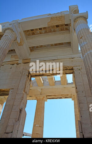 Les Propylae ou porte monumentale avec des colonnes doriques et ioniques de l'acropole d'Athènes, Grèce Banque D'Images