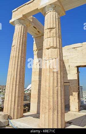 Détail de l'acropole d'Athènes sur les Propylae en Grèce, avec des colonnes doriques monumental en marbre. L'entrée principale de l'Acropole Banque D'Images