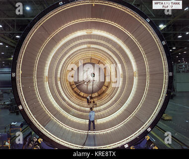 MPTA Réservoir LH2, Février 1977 Assemblée générale du réservoir externe de la navette spatiale 01 Banque D'Images