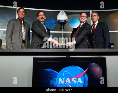 (De gauche à droite), administrateur associé de la NASA pour la Direction des systèmes d'exploration Scott Horowitz, administrateur associé de la NASA pour la Mission d'exploration Direction des systèmes Doug Cooke, véhicule d'exploration de l'équipage de la NASA (CEV) Project Office Manager Caris Hatfield et gestionnaire du programme Constellation de la NASA Jeff Hanley maintenir un modèle de l'Orion véhicule lors d'une conférence de presse au siège de la NASA à Washington, le jeudi, 31 août 2006, où ils ont annoncé la Lockheed Martin Corp., basée à Bethesda, Md, sera le maître d'œuvre pour concevoir, développer et construire des engins spatiaux de l'Amérique, Orion Banque D'Images