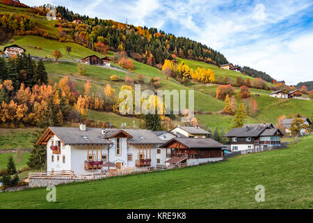 Les foyers ruraux et des pâturages avec la couleur des feuilles d'automne près de Funes, Italie, Europe. Banque D'Images