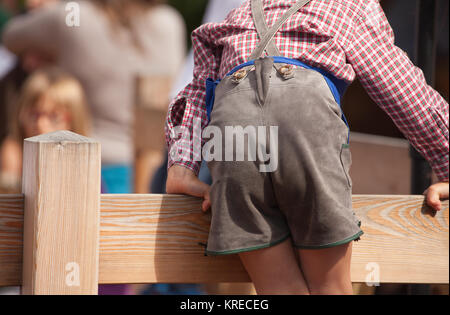 Jeune enfant en costume typique d'automne lors d'une fête locale dans le Val di Funes ( Germany ) Banque D'Images