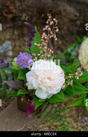Les espèces indigènes et naturelles fleuriste mariage arrangement de fleurs pour un mariage dans la nature de l'Oregon. Banque D'Images